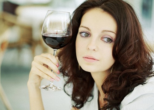 девушка с вином
