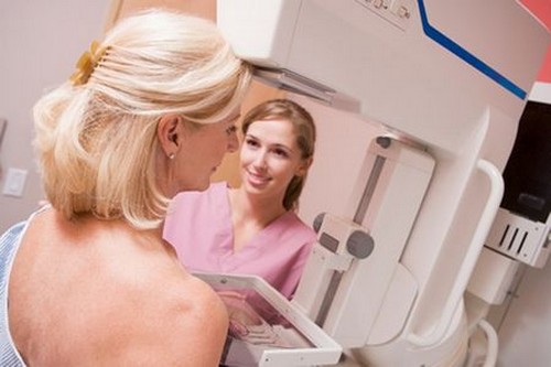 Пациентка и медсестра готовятся к прохождению маммографии